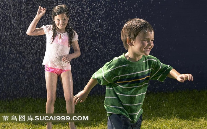 嬉戏玩水儿童高清摄影