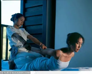 做泰式按摩按压腰部的女性和按摩师
