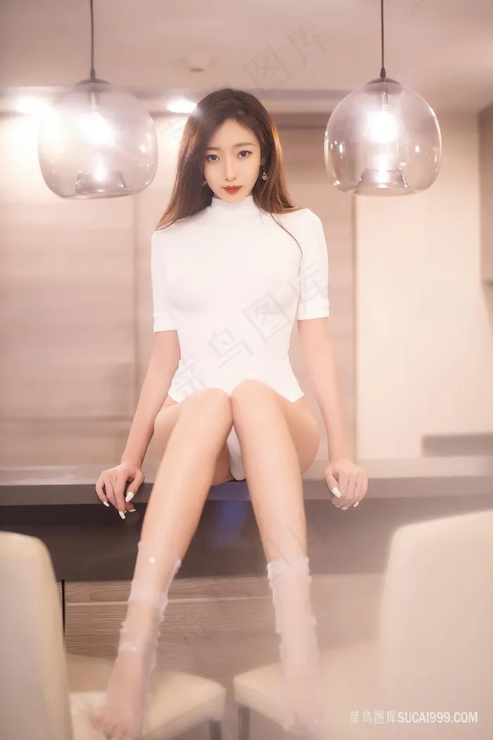 坐在柜子上的高清亚洲嫩模性感长腿美女安琪写真图片
