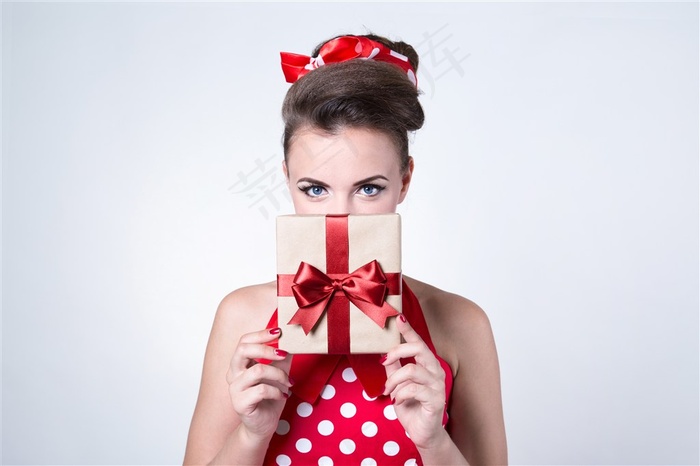 拿着礼盒的美女