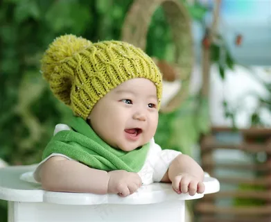 戴帽子开口大笑的可爱小宝宝 戴帽子开口大笑的可爱小宝宝