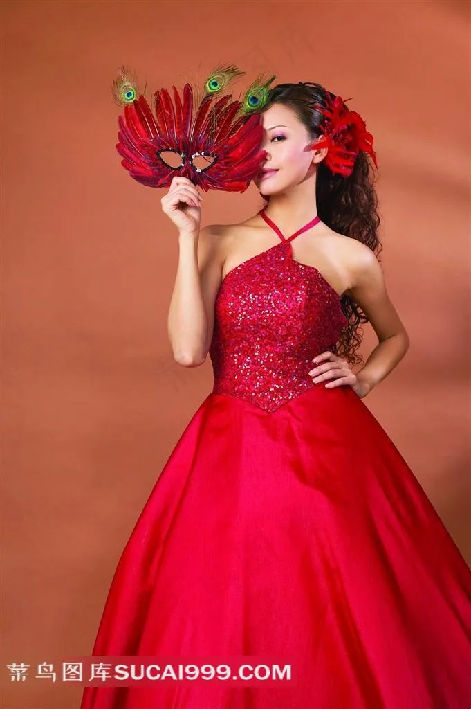 拿羽毛面具的婚纱美女