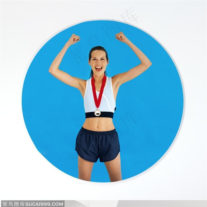 举起双手做出胜利姿势的外国女运动员