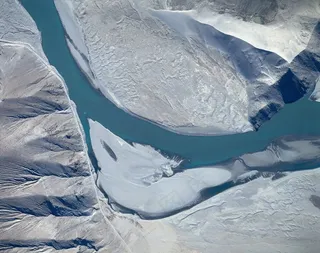 鸟瞰泥沙间的蓝色河流