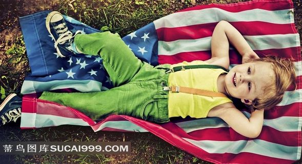 躺在美国国旗上的小男孩