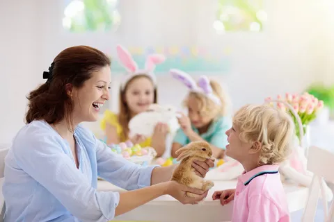 母亲和孩子是复活节彩蛋的颜色.妈妈,小女孩和小男孩 母亲和孩子是复活节彩蛋的颜色.妈妈,小女孩和小男孩