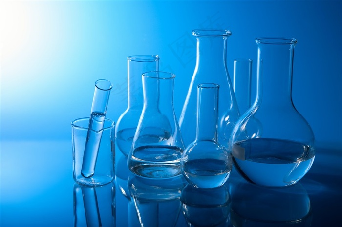 蓝色背景下的实验仪器高清摄影图