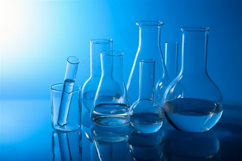 蓝色背景下的实验仪器高清摄影图