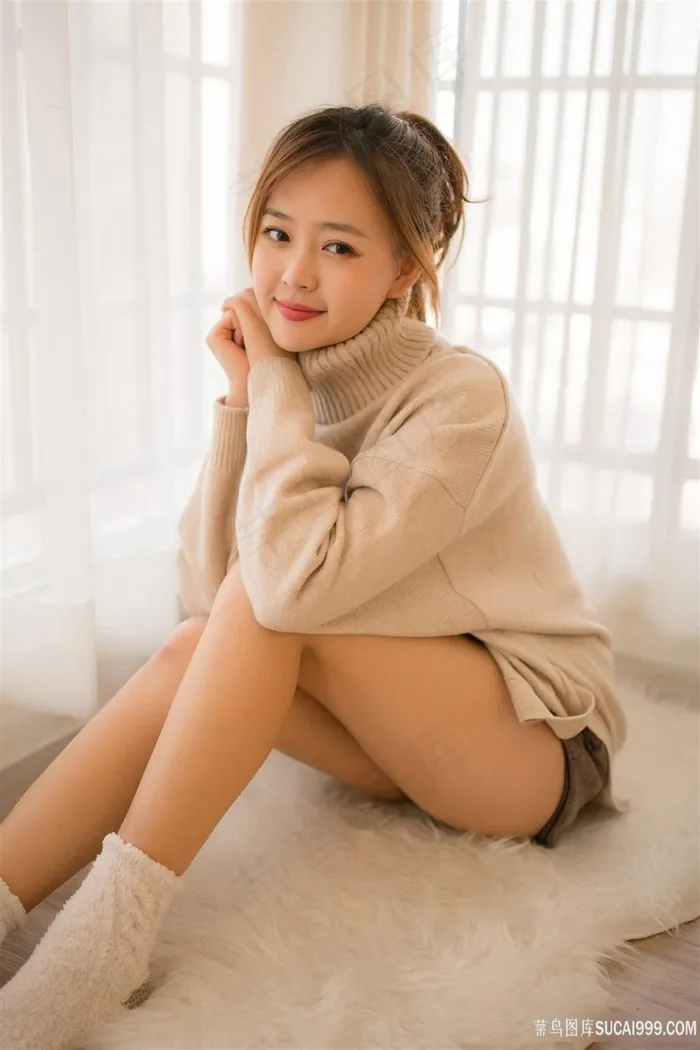 张雨青清纯毛衣室内美女写真图片