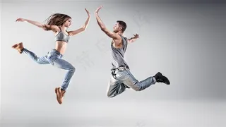 开心击掌的时尚青年