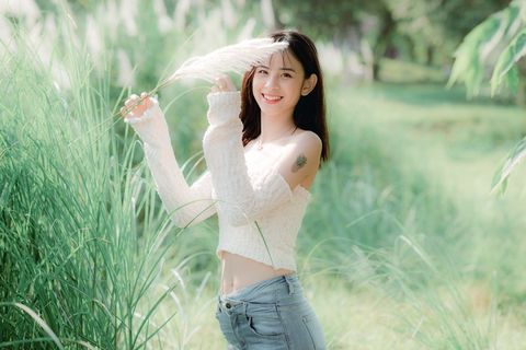 微笑美女草丛芦苇