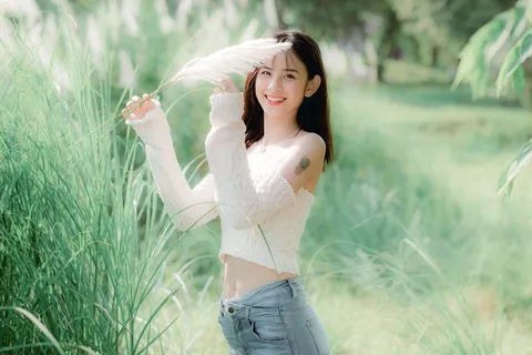 微笑美女草丛芦苇