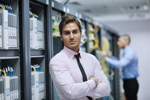 环手抱胸的工程师