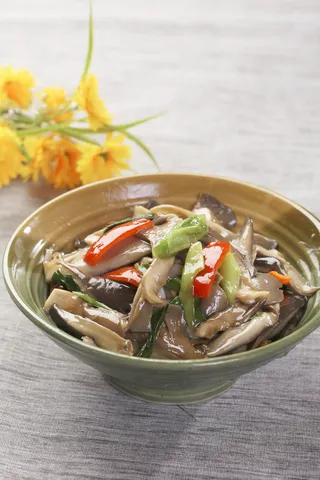 R01002蒜苗烧平菇 (1)