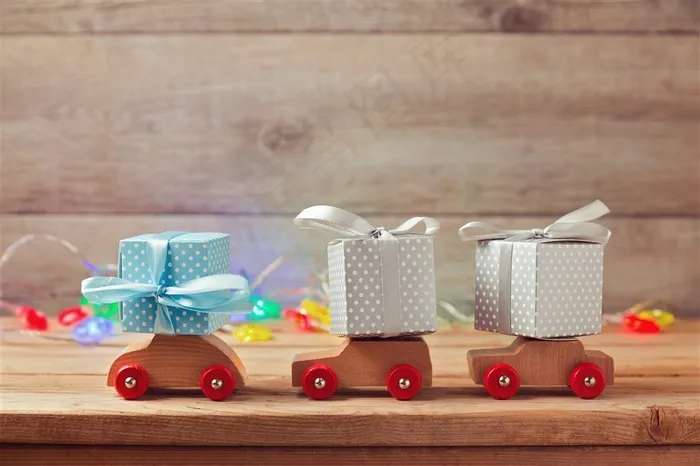 木车子上的礼品盒高清摄影图片
