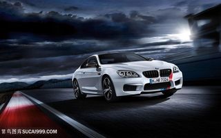白色宝马车在黑色天空下驰骋车图片