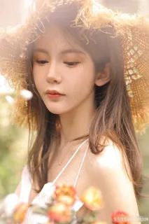 戴着草帽的*清纯美女校花写真图片