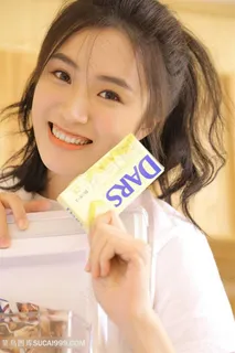 拿着零食的可爱清纯美女图片 拿着零食的可爱清纯美女图片