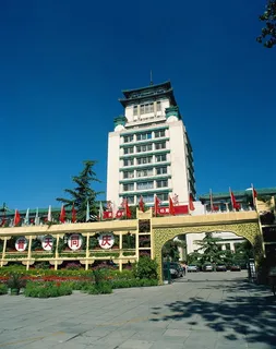 高楼大厦下的门楼花圃