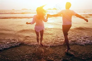 浪漫的情侣手拉手