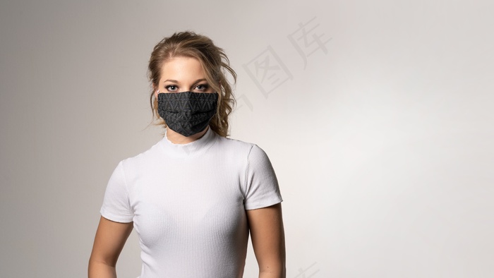 欧洲戴口罩美女图片