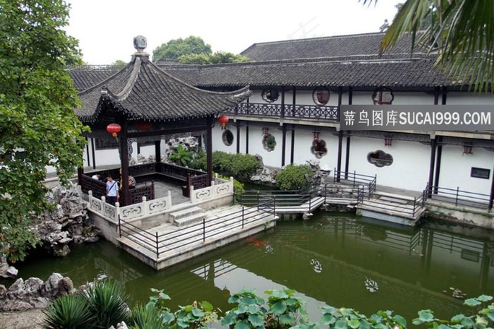 古建筑下的荷花池