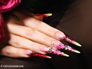 唯美花朵红色镶钻美甲图片