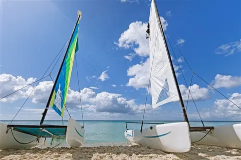 蓝天白云下的无人孤舟