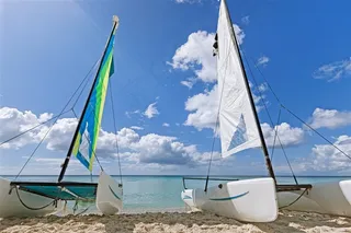 蓝天白云下的无人孤舟