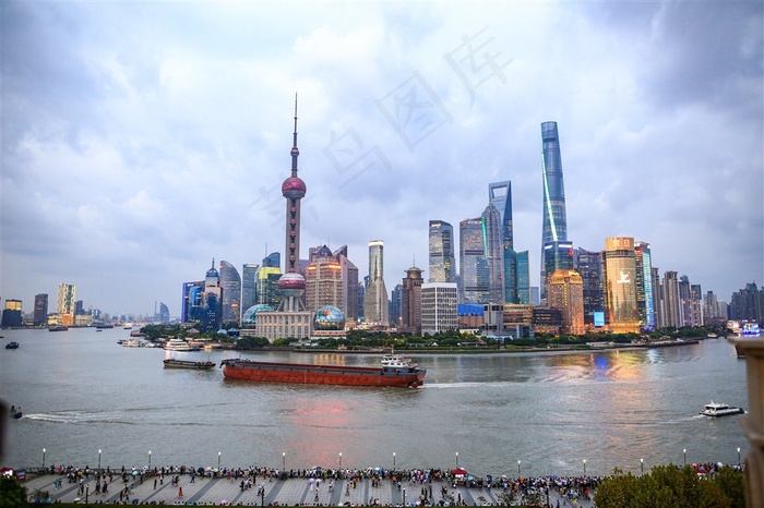中国上海黄浦江沿岸东方明珠塔高清摄影图