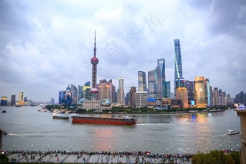 中国上海黄浦江沿岸东方明珠塔高清摄影图
