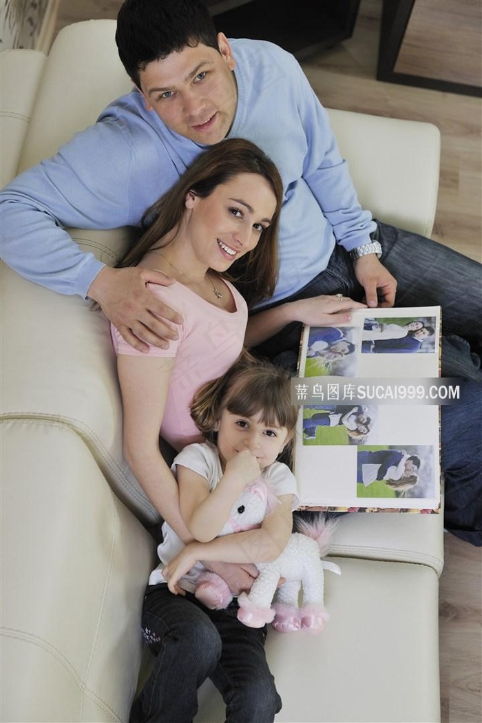 看照片的一家人