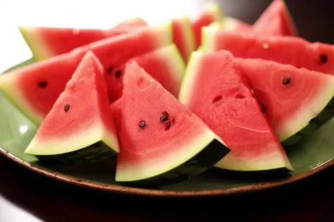 切块西瓜装盘背景