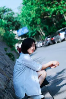 蹲在街道上的少女