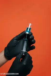 戴黑色手套打疫苗图片