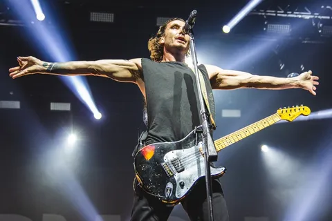 弹吉他图片 弹吉他图片