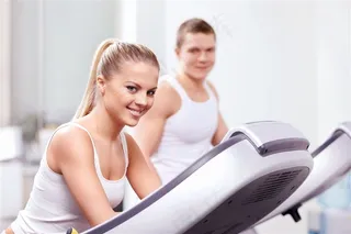 正在健身跑步的情侣