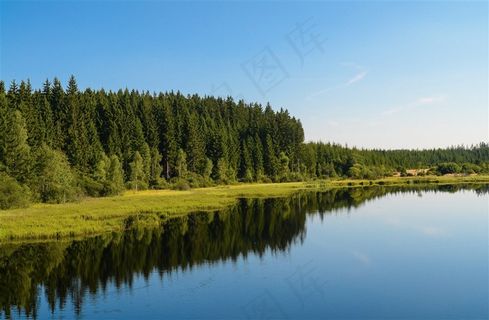 安静的湖面和倒影