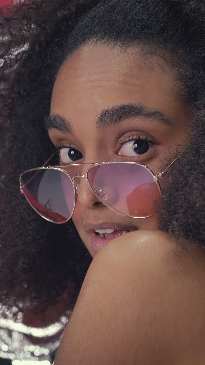 一个迷人的年轻女子戴着太阳镜的肖像