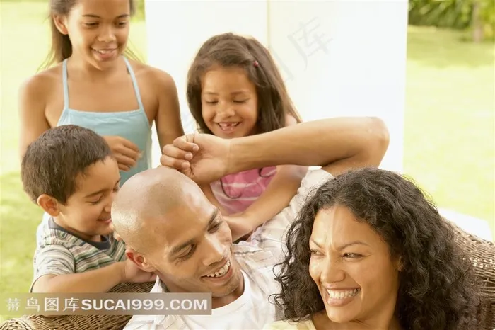 在草坪上甜蜜温馨的一家人高清特写