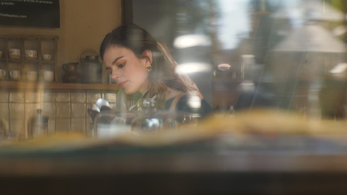 在咖啡店看书的女人