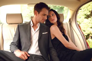 坐在车内的欧美情侣图片