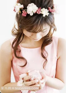 捧白玫瑰的新娘写真