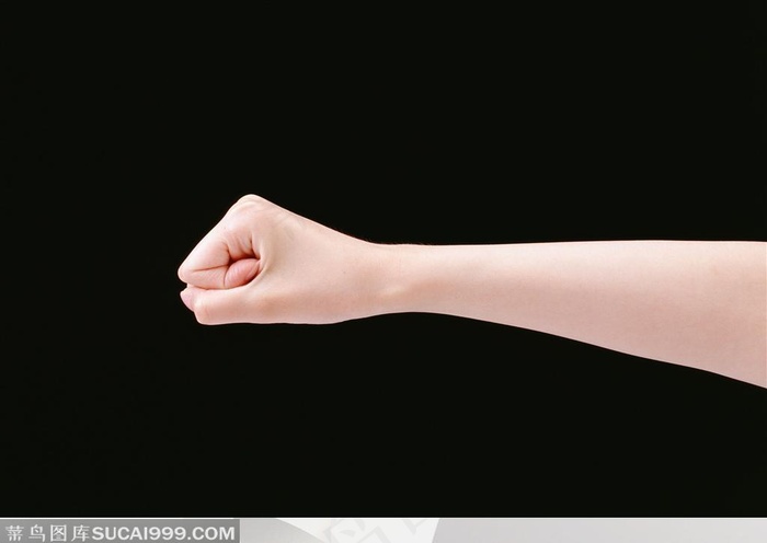 握拳的女性手臂侧面特写