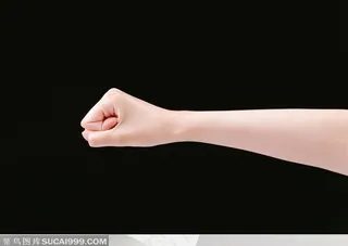 握拳的女性手臂侧面特写