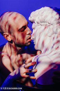 抚摸雕塑的男子