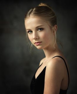 穿吊带的欧美美女肖像艺术写真图片