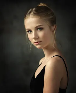 穿吊带的欧美美女肖像艺术写真图片