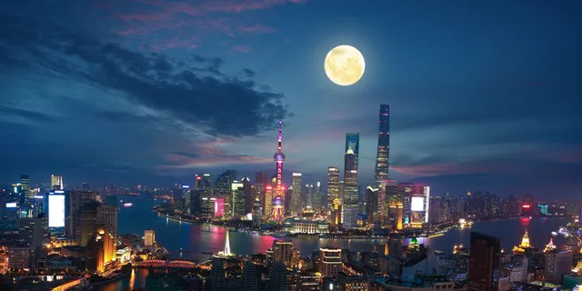 中秋节上海夜晚满月蓝色城市背景 中秋节上海夜晚满月蓝色城市背景