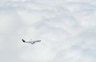 云海飞行的飞机图片
